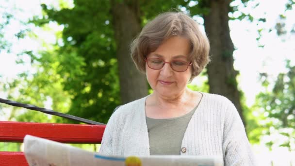 Senior Žena Brýlemi Čtení Novin Parku — Stock video