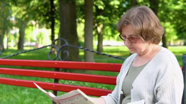 Femme Âgée Lisant Journal Assise Sur Banc Dans Parc Âge — Video