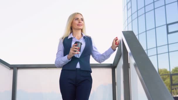 Potret Pengusaha Wanita Berdiri Luar Bangunan Perusahaan Modern Dengan Cangkir — Stok Video