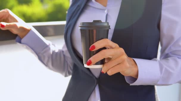 コーヒーカップ付きのモダンな企業ビルの外に立つ先輩実業家 都市景観 — ストック動画