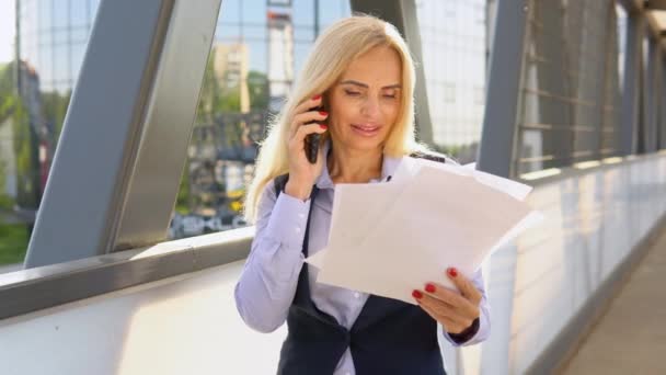 幸せなビジネス女性の肖像電話屋外を呼び出します 近代的なオフィスビルの近くで携帯電話を話すビジネスマン — ストック動画