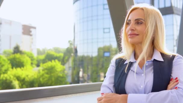 現代的な企業ビルの外に立つ幸せなオフィスの女性経営者 — ストック動画