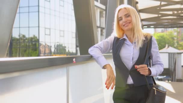 Μια Καλοντυμένη Χαρούμενη Γυναίκα Στέλεχος Γραφείου Που Στέκεται Έξω Από — Αρχείο Βίντεο