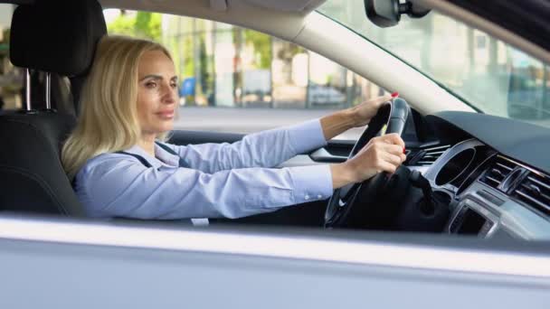 近代的なオフィスビルの近くのビジネススーツの車に座っている自信のある女性の肖像画 — ストック動画