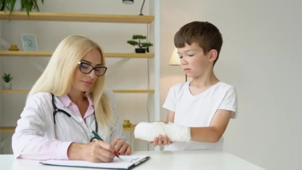 Médico Familia Anciano Sonriente Uniforme Consultando Niño Pequeño Paciente Reunión — Vídeos de Stock