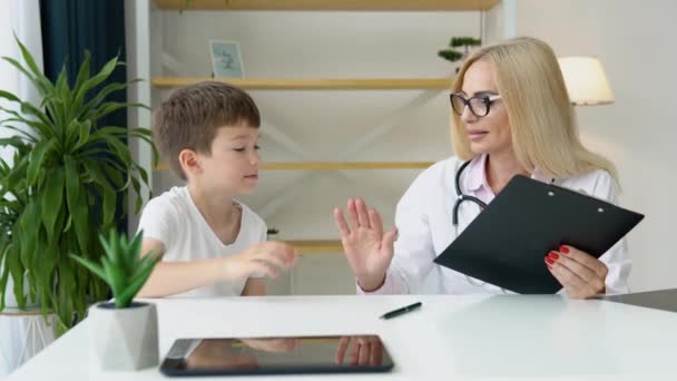 Smiling Senior Female Family Doctor Uniform Consulting Little Kid Patient — Vídeos de Stock