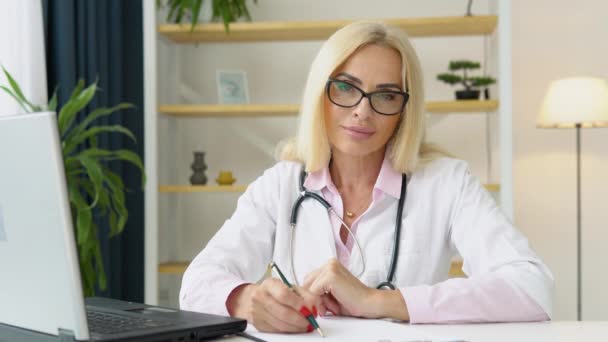 Dokter Wanita Menulis Informasi Dalam Jurnal Pendaftaran Medis Dokter Terapis — Stok Video