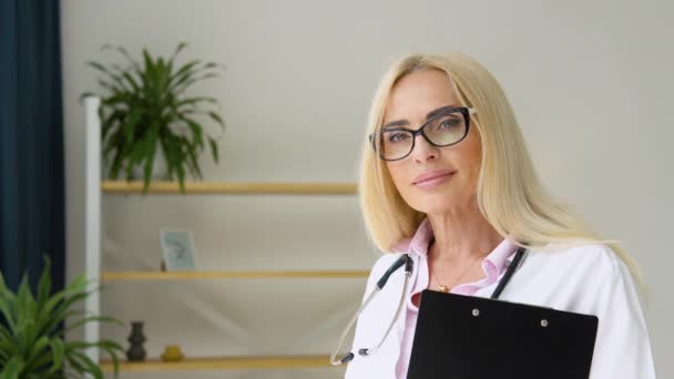 Happy Senior Kvinde Læge Iført Hvid Medicinsk Frakke Stetoskop Ser – Stock-video