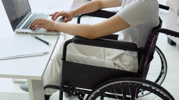 Студентка Изучает Онлайн Помощью Ноутбука Печатая Сидя Инвалидной Коляске Квартире — стоковое видео
