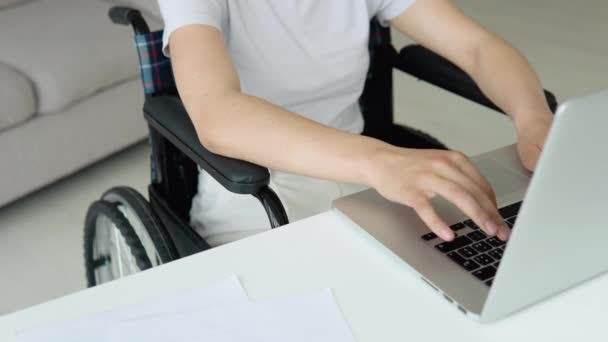 Студентка Изучает Онлайн Помощью Ноутбука Печатая Сидя Инвалидной Коляске Квартире — стоковое видео