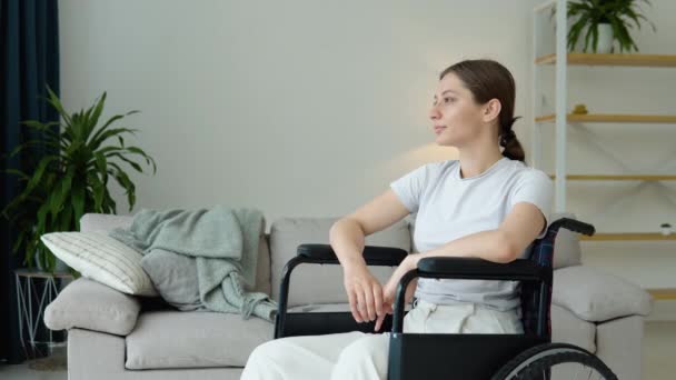 Retrato Jovem Mulher Sentada Cadeira Rodas Casa Olhando Para Câmera — Vídeo de Stock