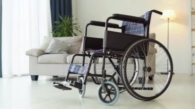 Sosyal hizmetler bürosunda tekerlekli sandalye.