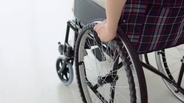 Κοντινό Πλάνο Των Γυναικών Χέρι Κινείται Αναπηρική Καρέκλα Εσωτερικούς Χώρους — Αρχείο Βίντεο