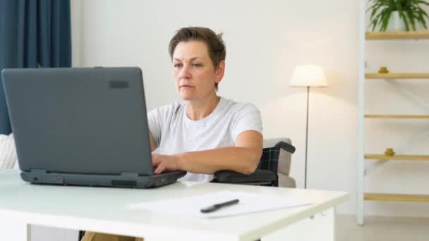 Motivierte Senior Freelancer Tippen Laptop Sitzt Rollstuhl Hause Abweichendes Arbeitskonzept — Stockvideo
