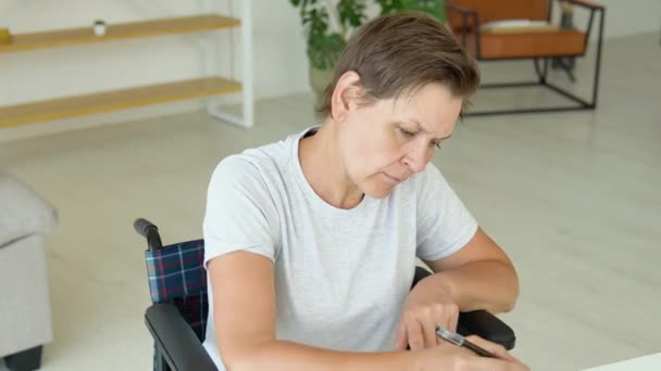 Freiberufliche Seniorin Die Hause Arbeitet Und Rollstuhl Sitzt Schreibt Etwas — Stockvideo