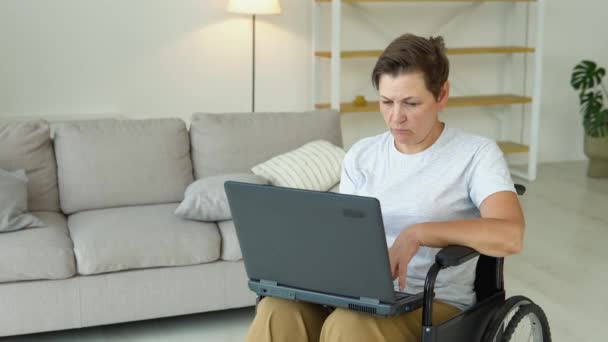 有动力的资深自由职业者坐在轮椅上 在笔记本电脑上打字 远程工作概念 — 图库视频影像