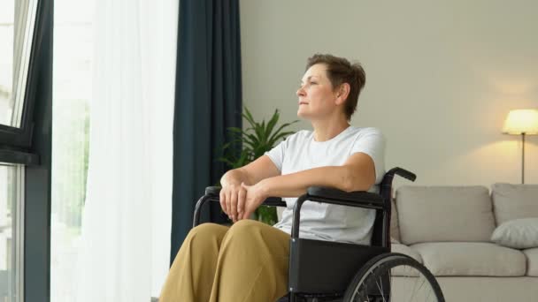 Retrato Mulher Madura Sentada Cadeira Rodas Casa Olhando — Vídeo de Stock