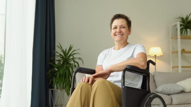 Retrato Mulher Madura Sentada Cadeira Rodas Casa Olhando Para Câmera — Vídeo de Stock