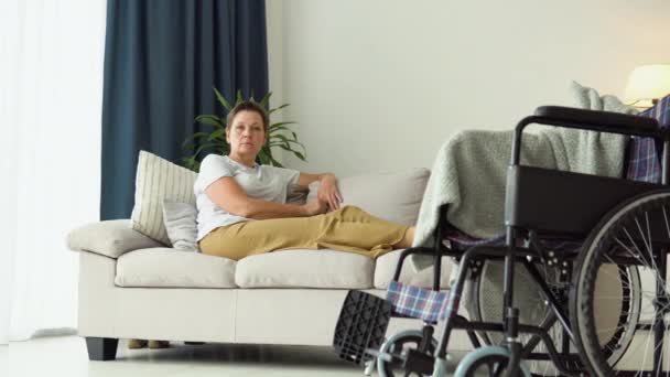 Retrato Mulher Idosa Cadeira Rodas Olhando Para Câmera Sala Estar — Vídeo de Stock