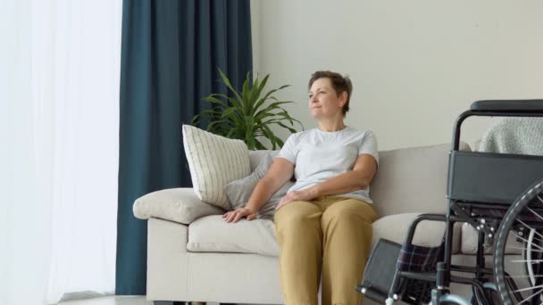 Retrato Mulher Madura Com Cadeira Rodas Olhando Para Câmera Sala — Vídeo de Stock