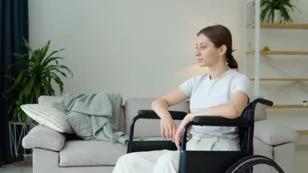 Retrato Jovem Mulher Sentada Cadeira Rodas Casa Olhando Para Câmera — Vídeo de Stock