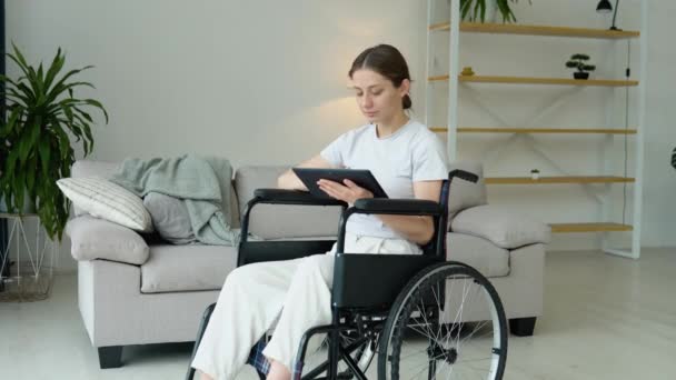 有动力的自由职业者坐在轮椅上从事平板电脑打字工作 远程工作概念 — 图库视频影像