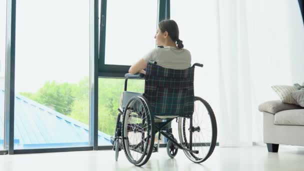 Χαμογελαστή Νεαρή Γυναίκα Αναπηρική Καρέκλα Χαλαρώνοντας Στο Σπίτι Κοντά Στο — Αρχείο Βίντεο