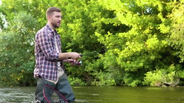 Fischer Mit Angelrute Auf Dem Fluss Bachforellenfische Sommerferien Und Personenkonzept — Stockvideo