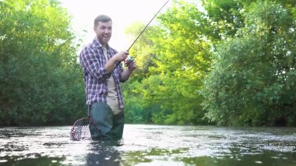 Fischer Mit Angelrute Auf Dem Fluss Bachforellenfische Sommerferien Und Personenkonzept — Stockvideo