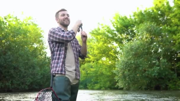 Fischer Mit Angelrute Auf Dem Fluss Bachforellenfische Sommerferien Und Personenkonzept — Stockvideo