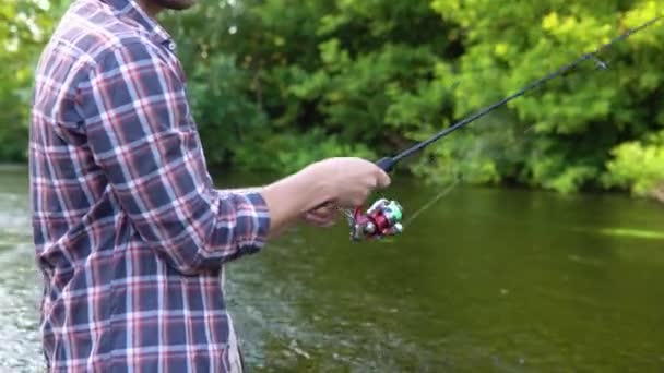 Fliegenfischen Mit Flusswasser Fliegenfischer Fängt Fische Forellenfischen Angeln Auf Dem — Stockvideo
