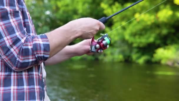 Fly Κύλινδρο Αλιείας Νερό Του Ποταμού Ψαράς Πιάνει Ψάρια Πέστροφα — Αρχείο Βίντεο