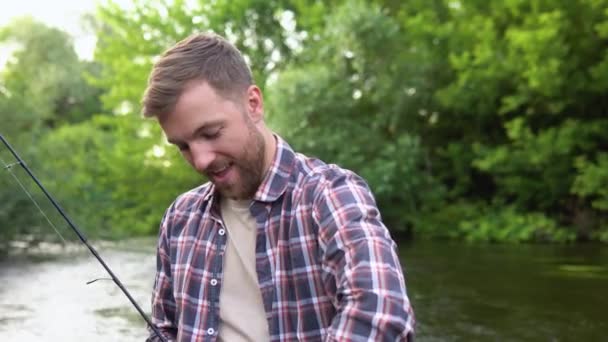 Fischer Ruht Sich Fluss Aus Fängt Forellen Lächelt Und Zeigt — Stockvideo