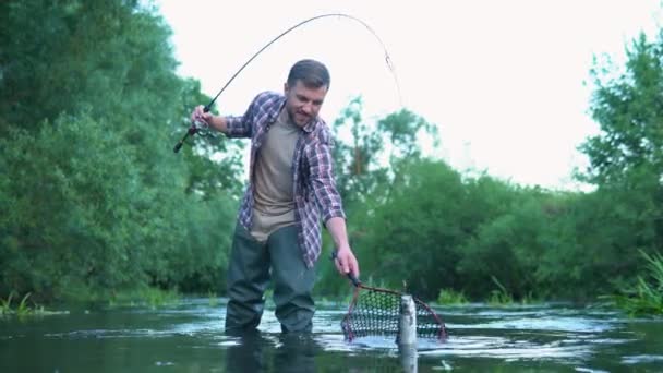 Pescatore Con Canna Pesca Sul Fiume Pesce Trota Fario Vacanze — Video Stock