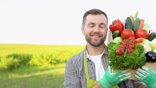 Feliz Granjero Sosteniendo Cesta Con Verduras Frescas Cosechadas Sonriendo Cámara — Vídeos de Stock