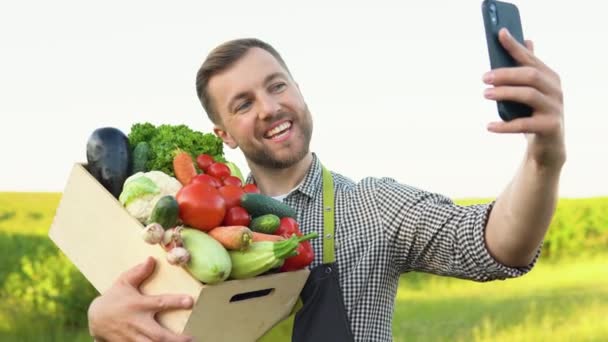 Farmer Stands Basket Full Fresh Vegetables Agriculture Vegetable Harvesting Season — Vídeo de Stock