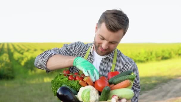 Mladý Farmář Drží Krabici Ekologické Zeleniny Dívá Kamery — Stock video