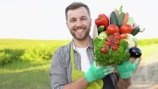 Młody Rolnik Trzyma Pudełko Organicznych Warzyw Patrzy Kamerę — Wideo stockowe
