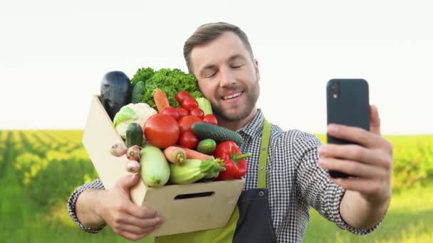 Farmář Stojí Košíkem Plným Čerstvé Zeleniny Zemědělství Sklizně Zeleniny Terénu — Stock video