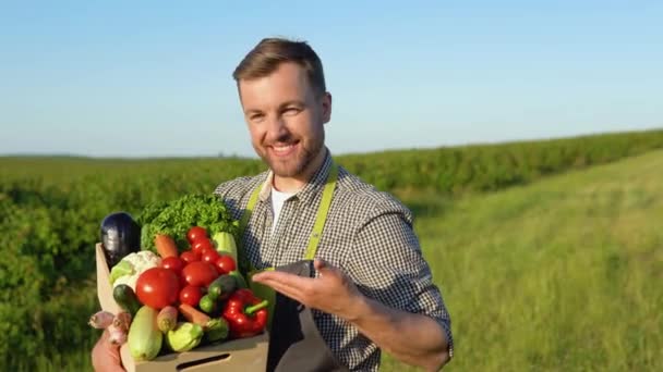 Farmer Stoi Koszykiem Pełnym Świeżych Warzyw Rolnictwo Sezonu Zbiorów Warzyw — Wideo stockowe