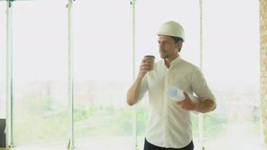 Miğfer kontrol binasında mühendis müteahhidi. İnşaat mühendisi uzmanı. İnşaat mühendisi mimar inşaat sahası