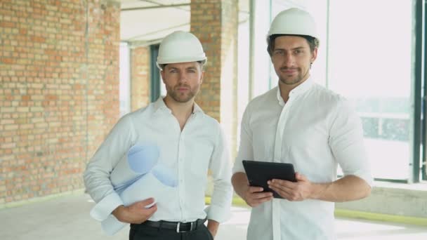 Two Men Helmet Look Plan Building — ストック動画