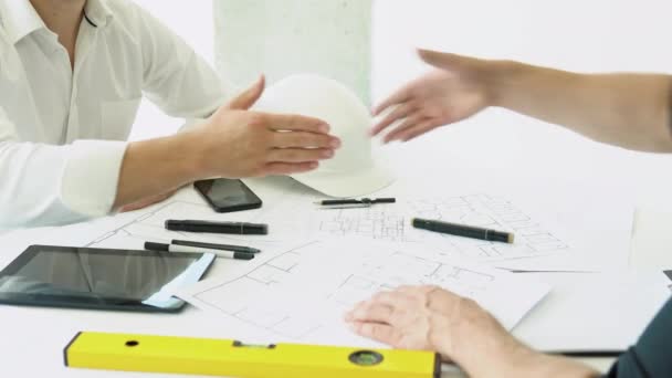 기술자 프로젝트 부동산 건물의 작업을 계획하기 테이블에서 논의한다 팀워크 — 비디오