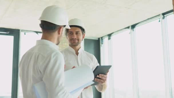 Two Engineers Discuss Work Tablet Computer Construction Site — Vídeos de Stock