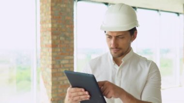 Miğfer kontrol binasında mühendis müteahhidi. İnşaat uzmanı.