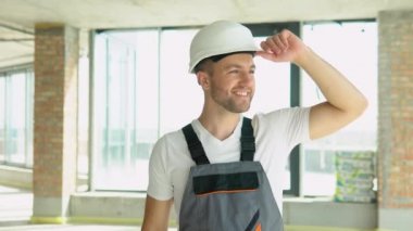 Kabarcık düzeyi cetvel yakın görünüm, ölçüm ve seviyelendirme kavramı. İnşaat alanında sarı denge cetvelli miğferli bir mühendisin portresi.