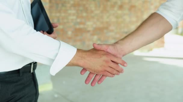 工事現場で握手を閉じる 従業員や労働者は チームワーク いくつかのプロジェクトやビジネスのための雇用主の男性に握手 — ストック動画
