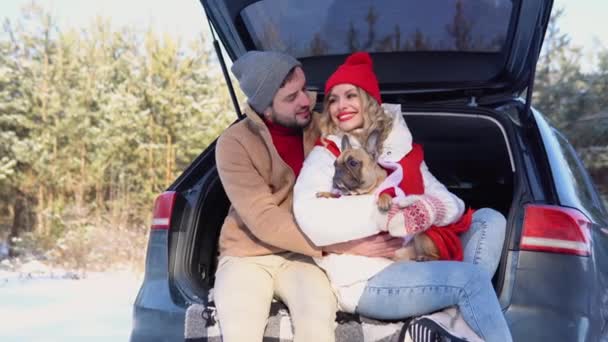 Nice Couple Have Weekend Countryside Winter Time Sitting Rear Part — Vídeo de stock
