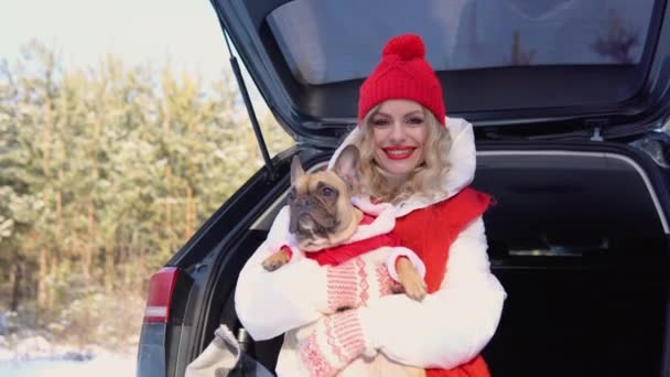 Woman Cute Dog Enjoying Outdoors Mountain Car Travel Concept Winter — Stockvideo