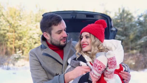 Young Couple Man Woman Hugging Car Winter Drinking Coffee — Stockvideo